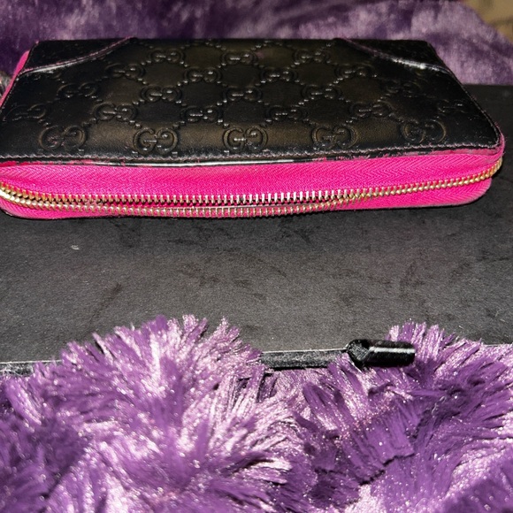 GUCCI GG GUCCISSIMA LEATHER
LONG ZIPPERED, MONOGRAM BLACK & PINK WALLET. - Picture 6 of 15